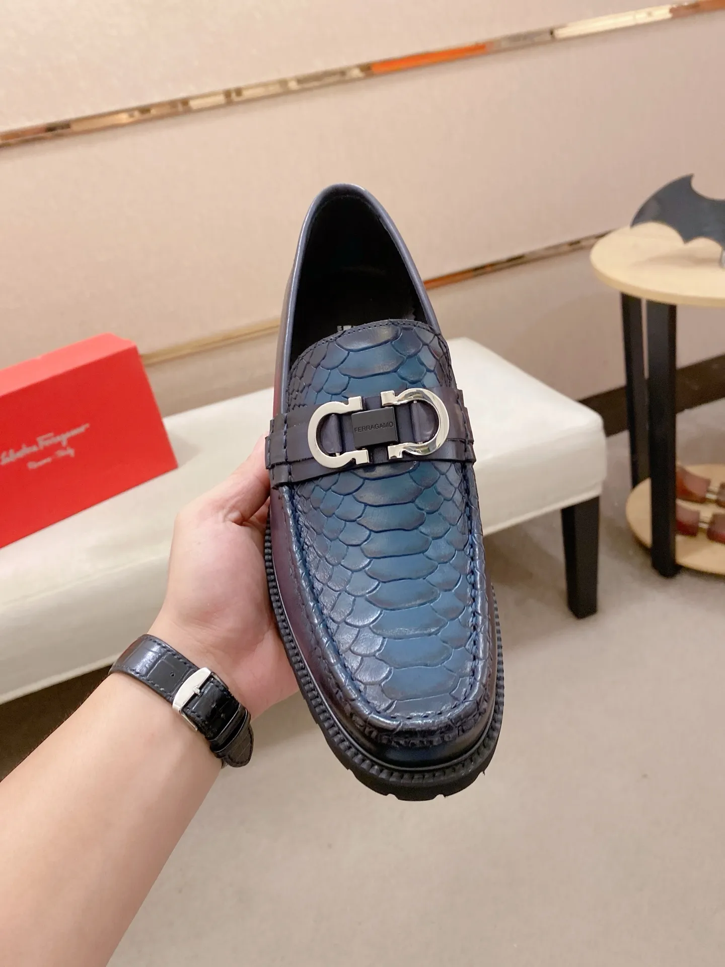 Men's shoes💰: 560💰 High version Ferragamo quality! 🆕🆕Exclusive hot-selling products in stock🔥🔥New products on the shelves, high-quality shoes, high-end driving shoes, with complete packaging! 💪 💪 Material: imported patented cowhide 🐂 + imported high-quality water-dyed cowhide lining + wear-resistant outsole 👍🏻👍🏻 Features: high-end and comfortable, purely handmade 🚀 🚀 Create the perfect shoes that suit you best 🔥 🔥 Size: (38-44) Can be customized 45 non-returnable!